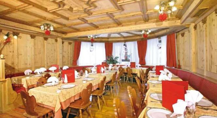 Il Caminetto Hotel (Canazei), Val di Fassa ski chalet, image 2